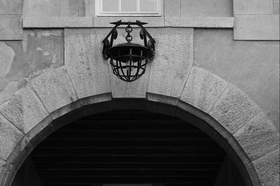 Sous l’arche en noir & blanc