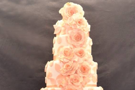 Wedding cake cascade de roses