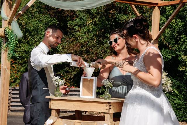 Sous l'arche extérieur mariage