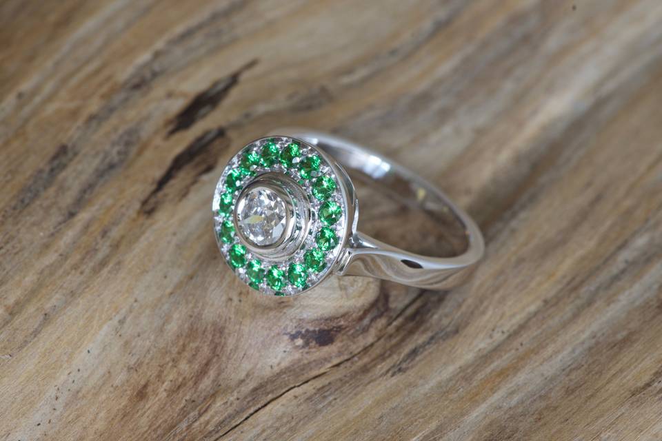 Bague tsavorite. Or gris.