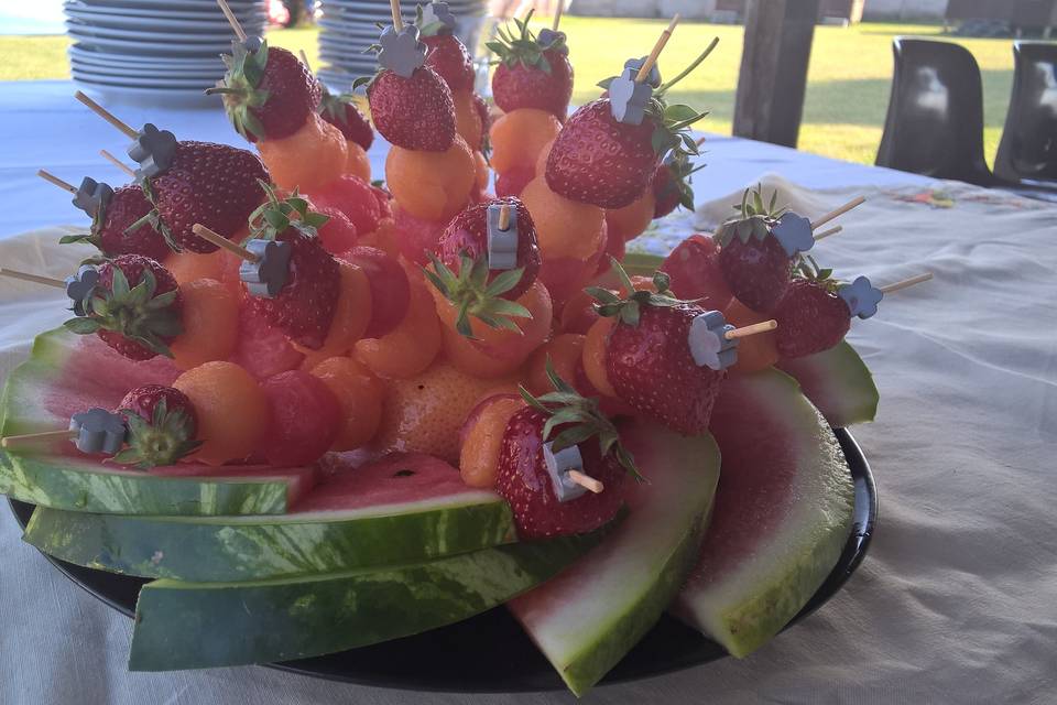 Melon pastèque fraise en brochettes