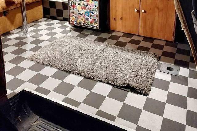 Intérieur cuisine avec frigo,é