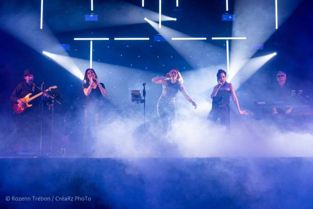 Six'All On Stage