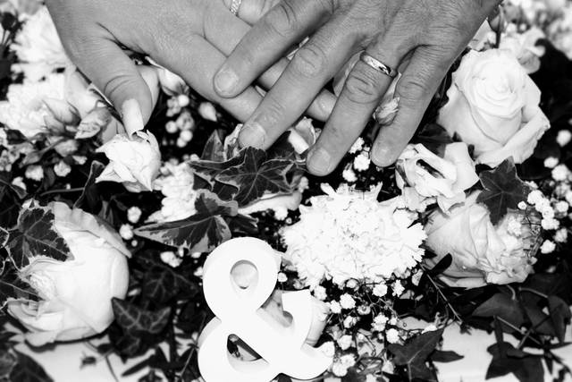 Les alliances sur lit de fleur