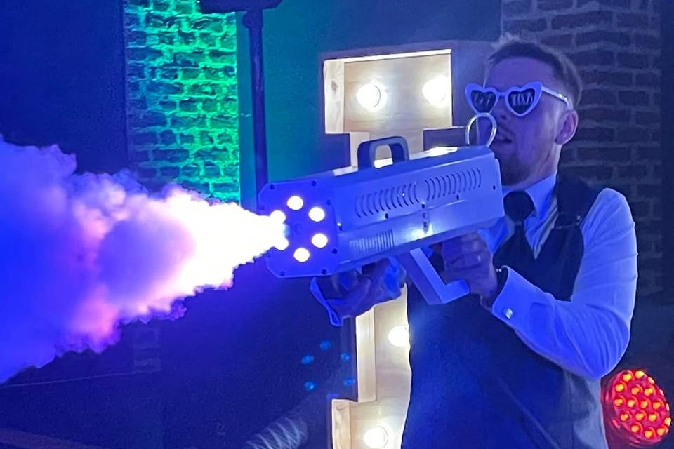 Gâteau avec pistolet à fumée