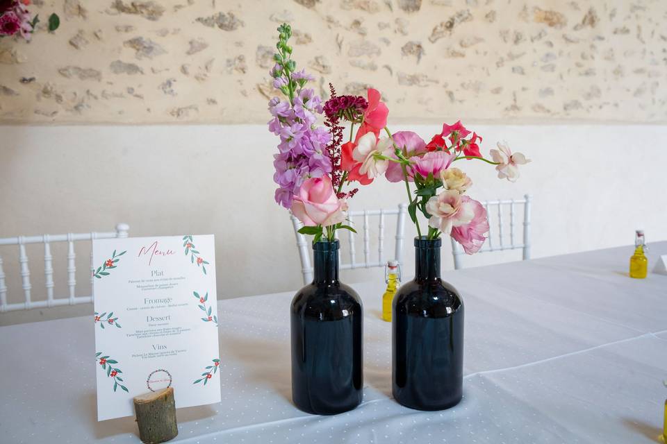 centre_table_fleuri_bouteilles_noires