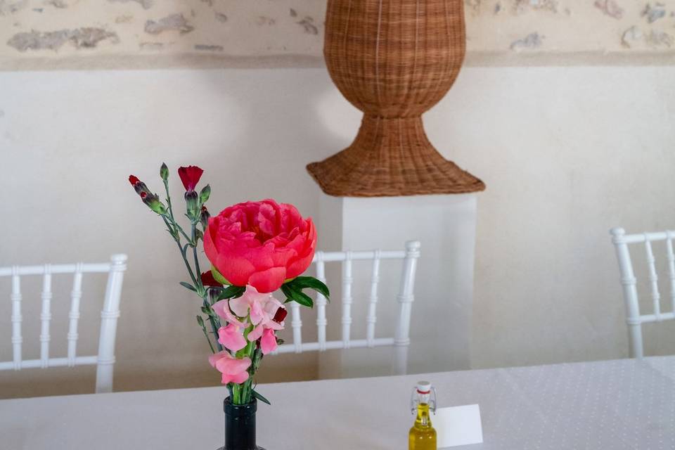 composition_florale_bouteille_noire