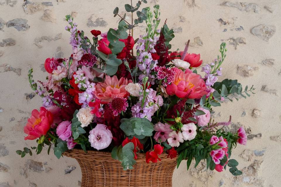 composition_flowerale_panier_osier_rose_rouge