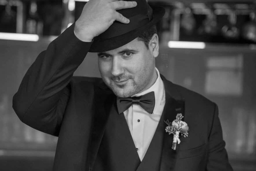 Michael marié en chapeau