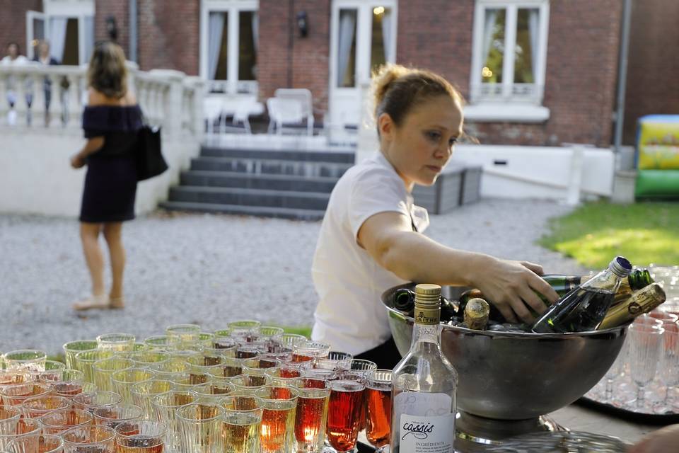 Préparation vin d'honneur dans le parc