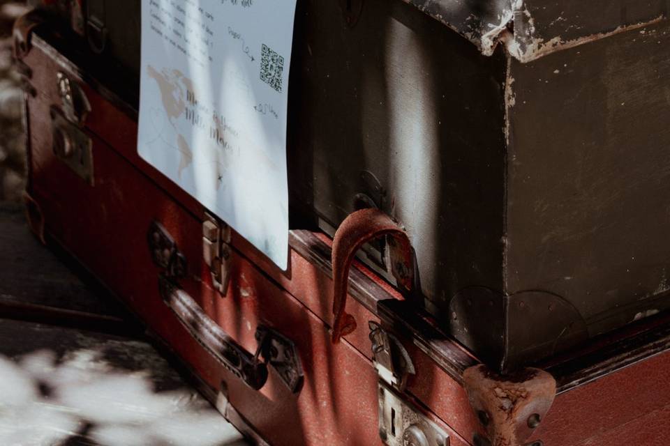 Urne et valise vintage