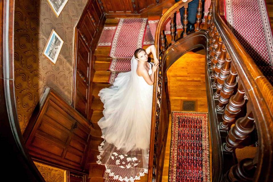 Mariée dans escalier château
