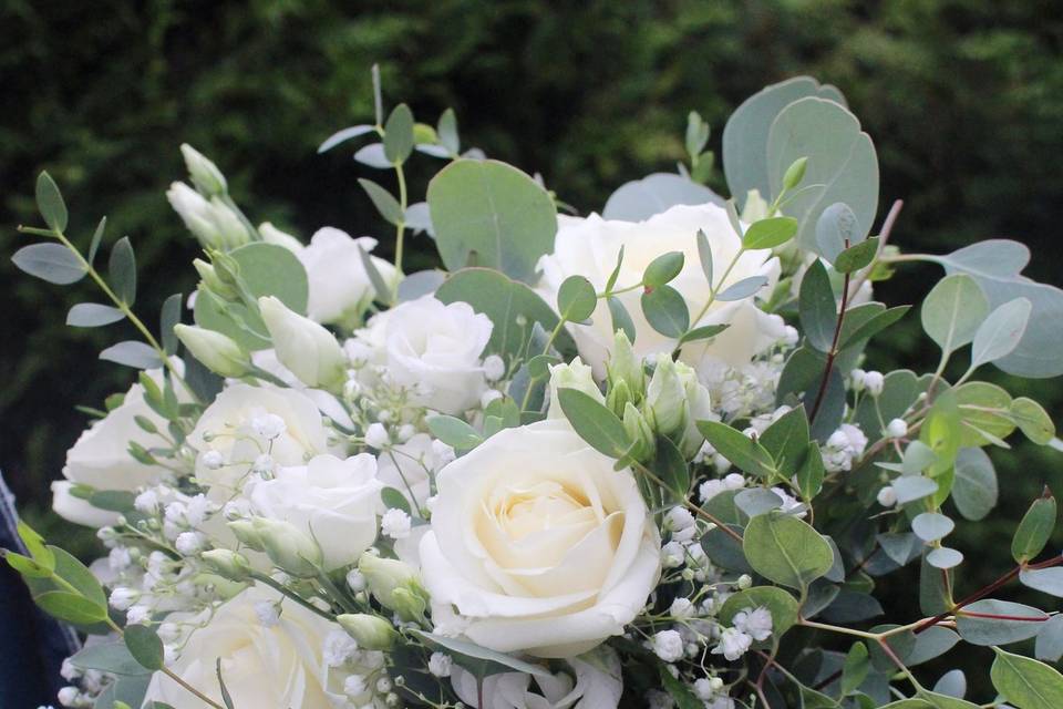 Bouquet de marié blanc épuré