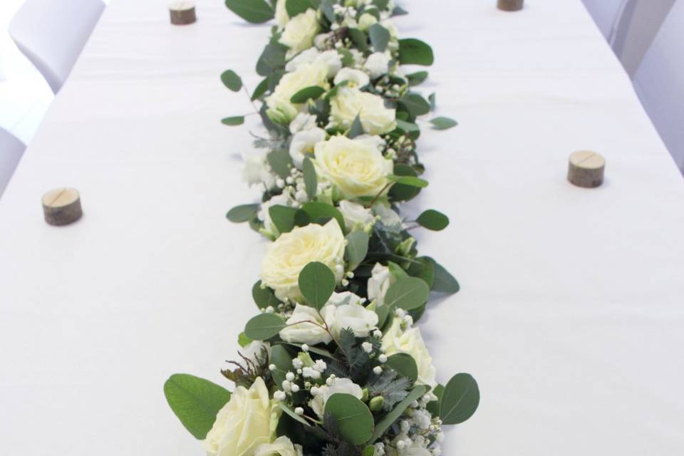 Bouquet de marié blanc épuré