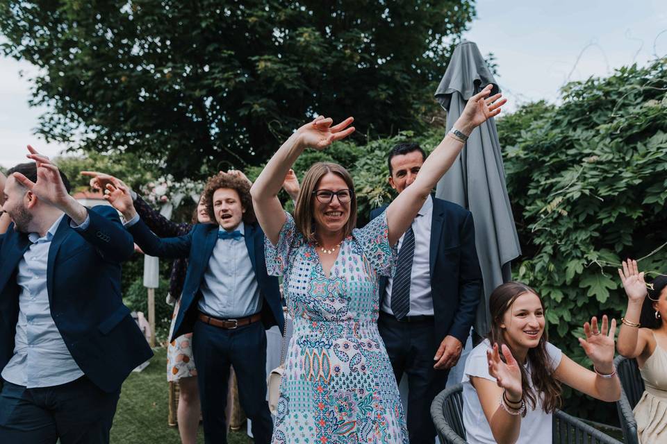 Les mains en l'air
