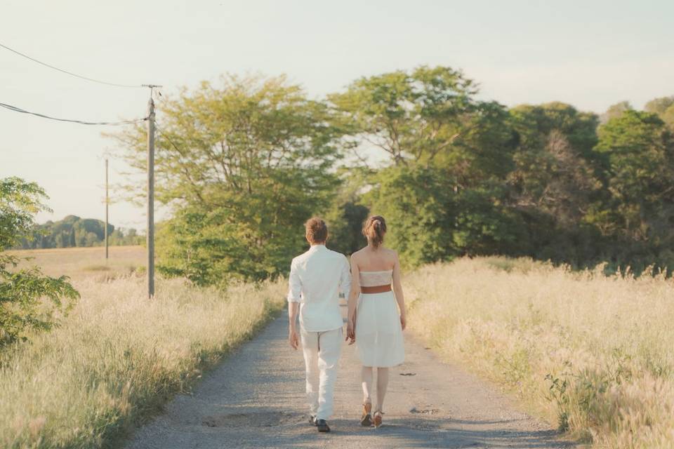 Couple qui marche de dos