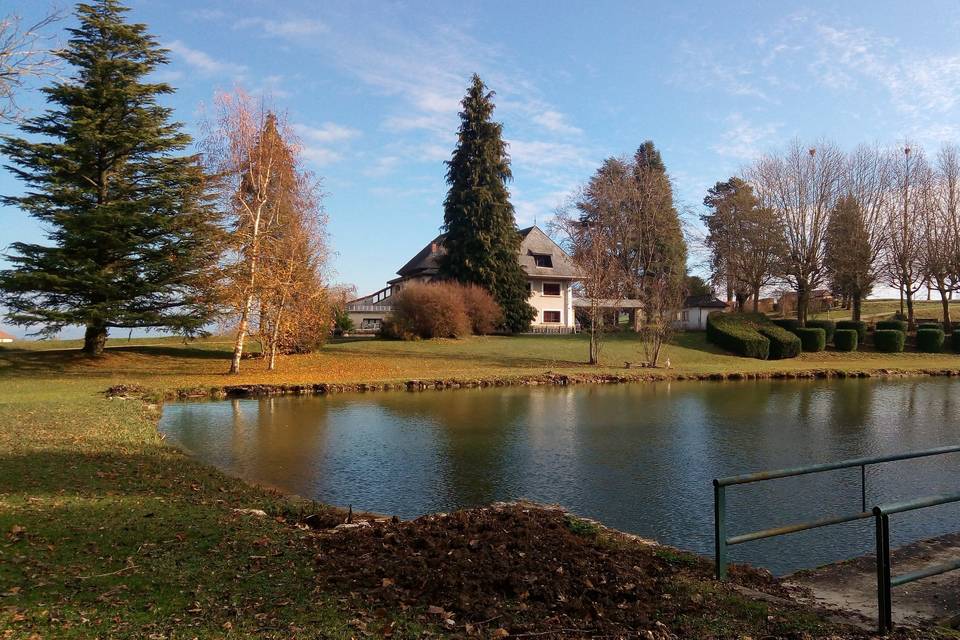 Le maison vue depuis l'étang