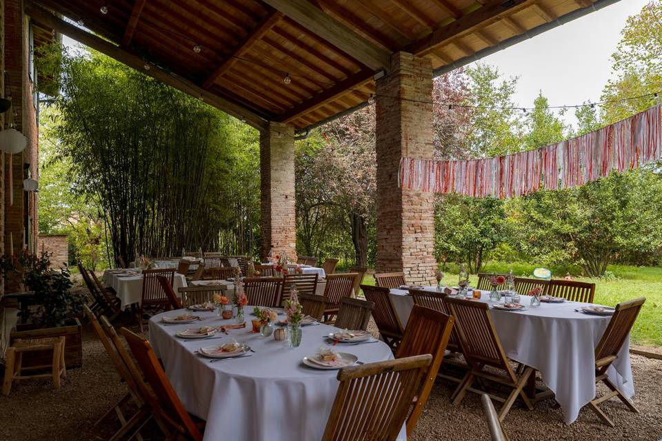 Tables sous le auvent