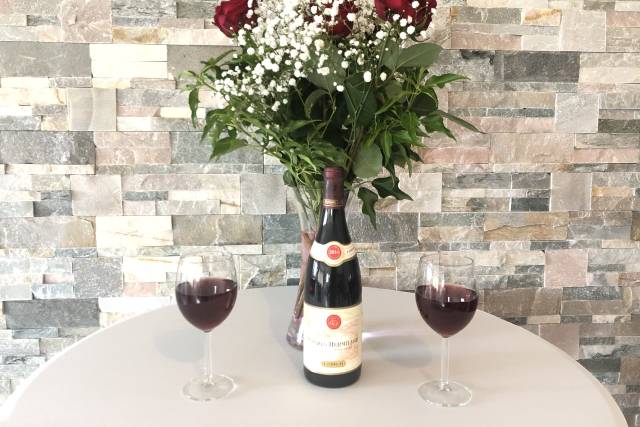 Mange debout verres de vin
