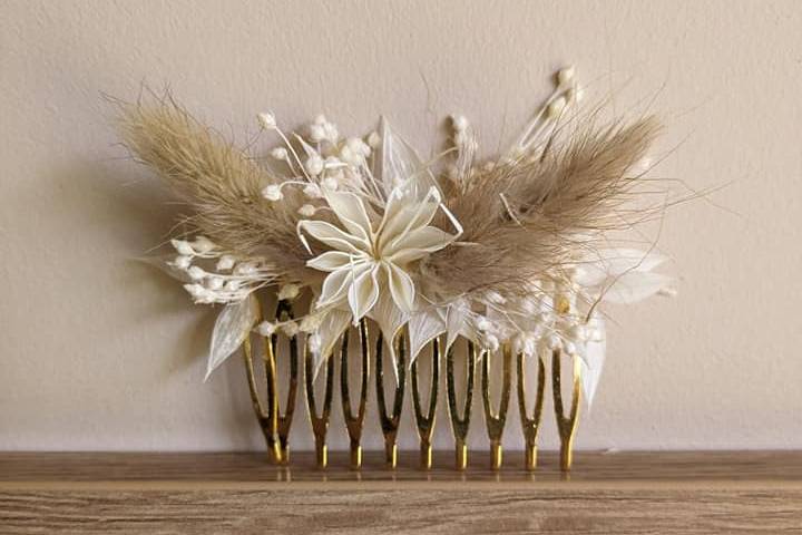 Peigne fleuri