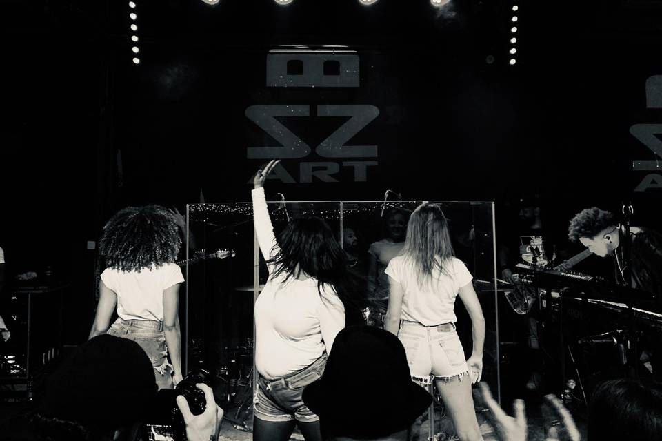 Show full band et danseuses