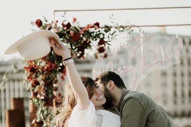 Néon demande en mariage