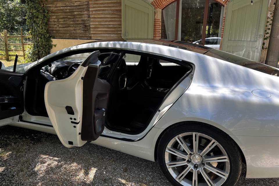 Aston martin blanche voiture m