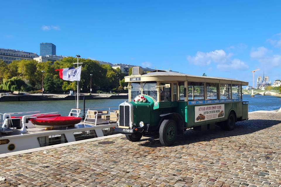 Car rétro devant la Seine