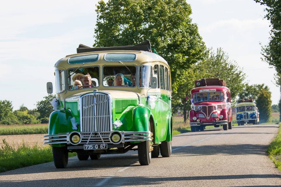 Cortège en vieux bus
