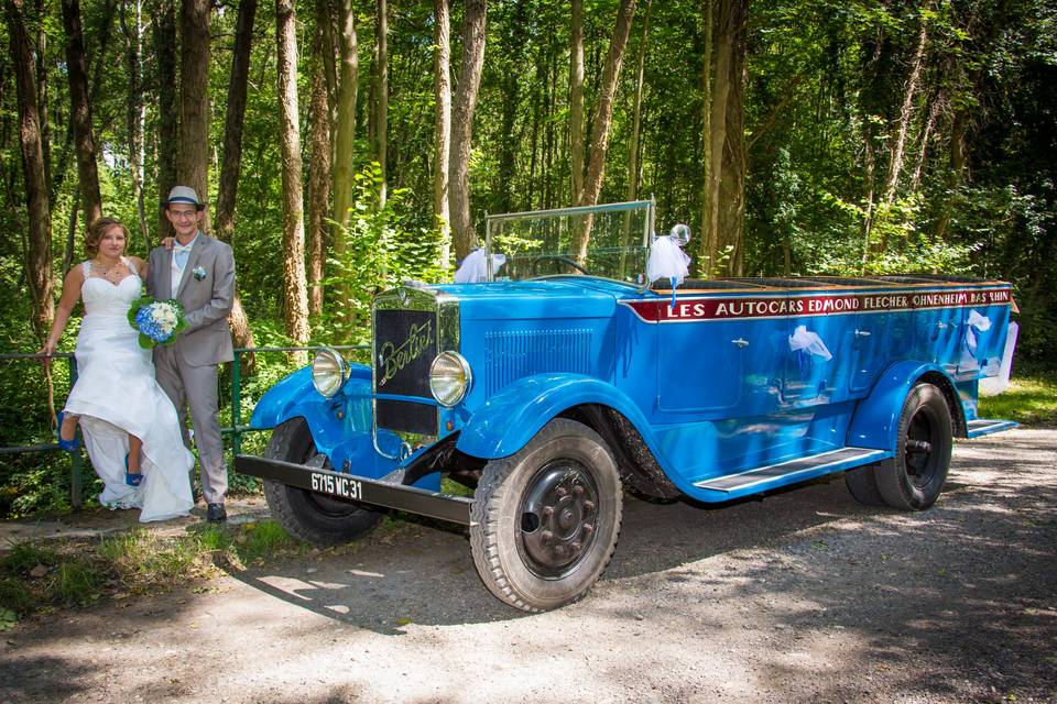 Photo de mariés avec vieux bus