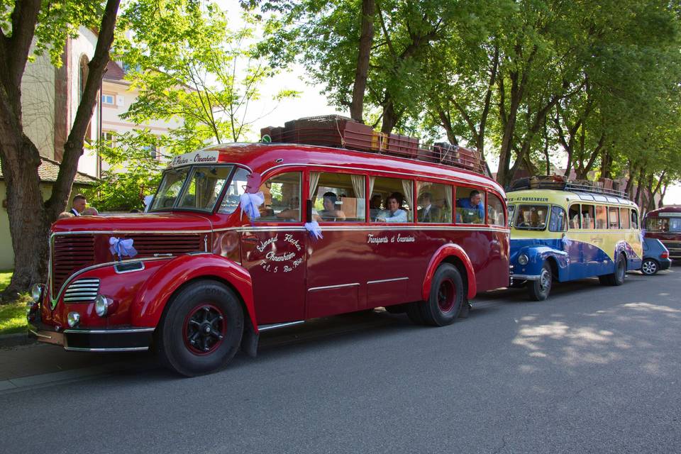 Cortège de mariés en vieux bus