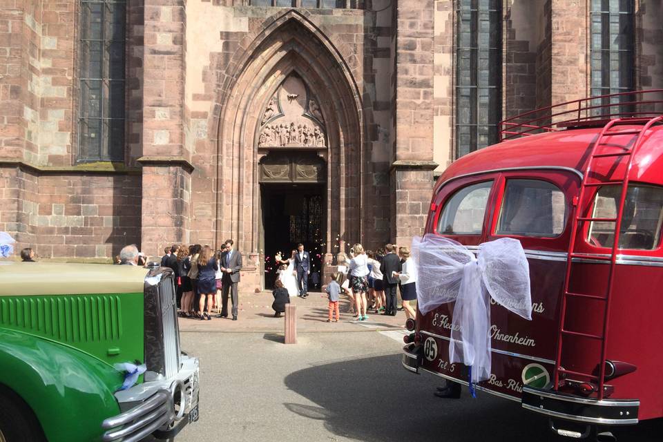 Sortie d'église en vieux bus