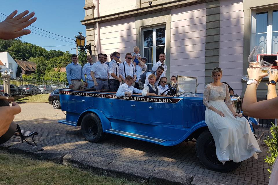 Arrivée de la mariée en bus