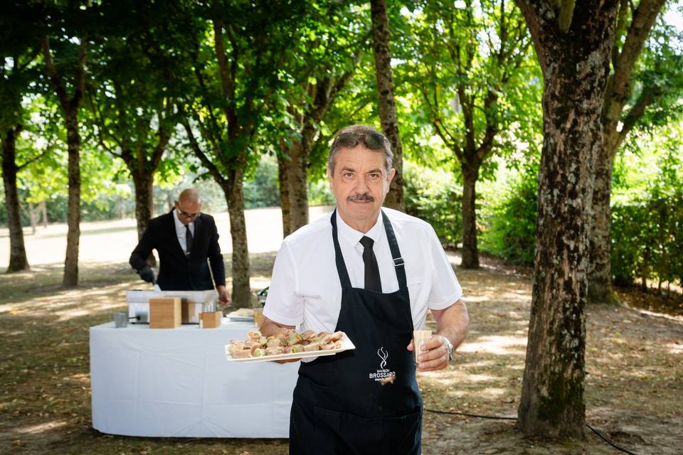 PHOTO DE FACE_ SERVEUR AVEC TRAITEUR
