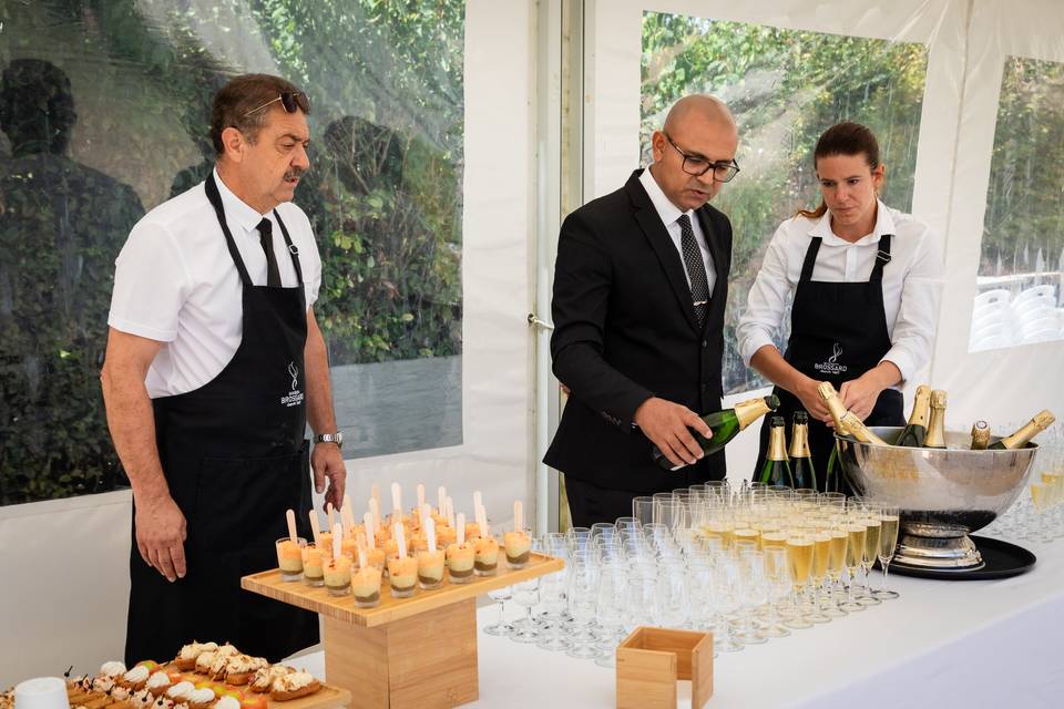 PHOTO LATÉRALE_ TABLE DE RÉCEPTION ET BOISSONS