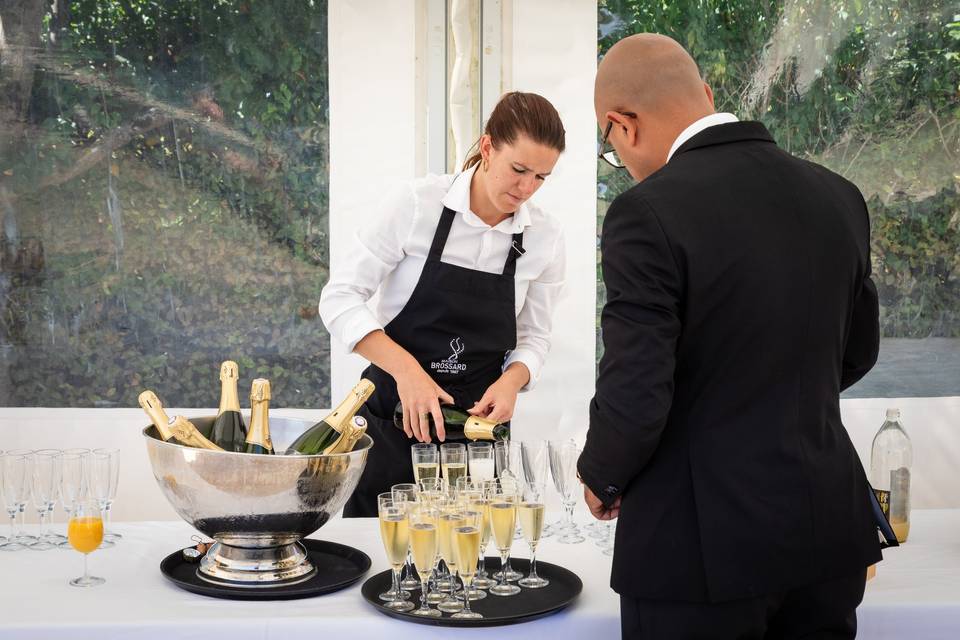 PHOTO_ SERVEURS SERVANT DU CHAMPAGNE