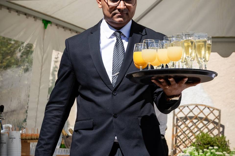 PLAN EN CONTRE-PLAN_ SERVEUR AVEC BOISSON
