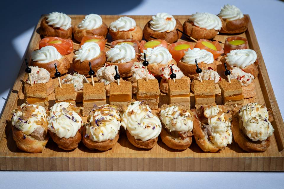 PREMIER PLAN_ CANAPÉS