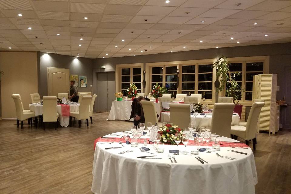 Salle de mariage tables rondes