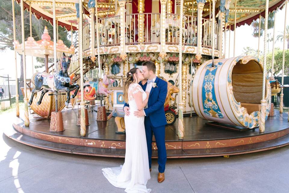 Mariés devant un carrousel