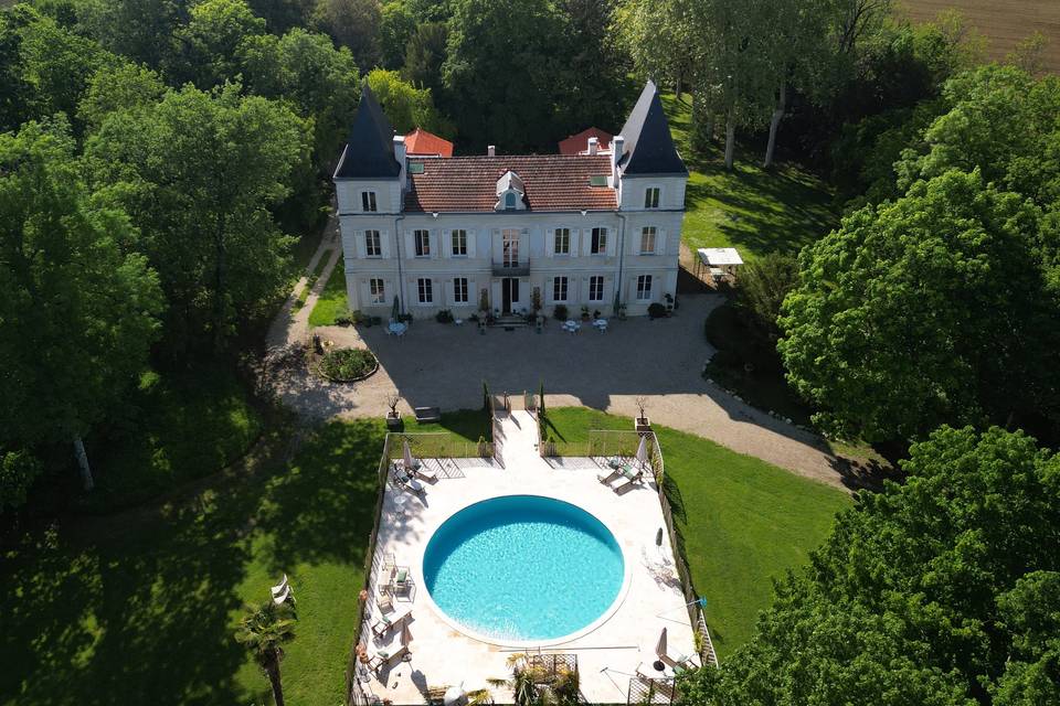 Le château et sa piscine ronde