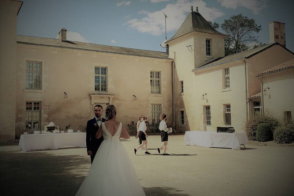 Les mariés dans la cour