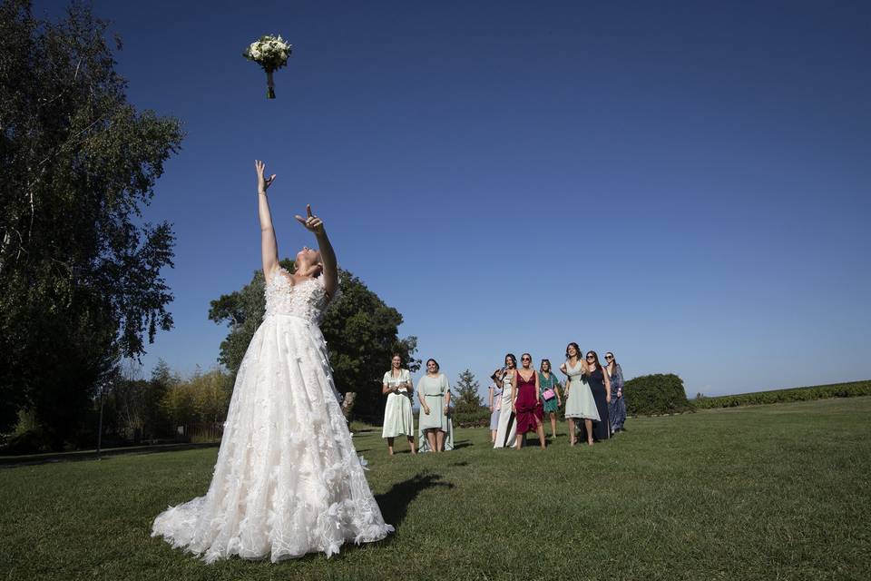 Lancer de bouquet de mariée