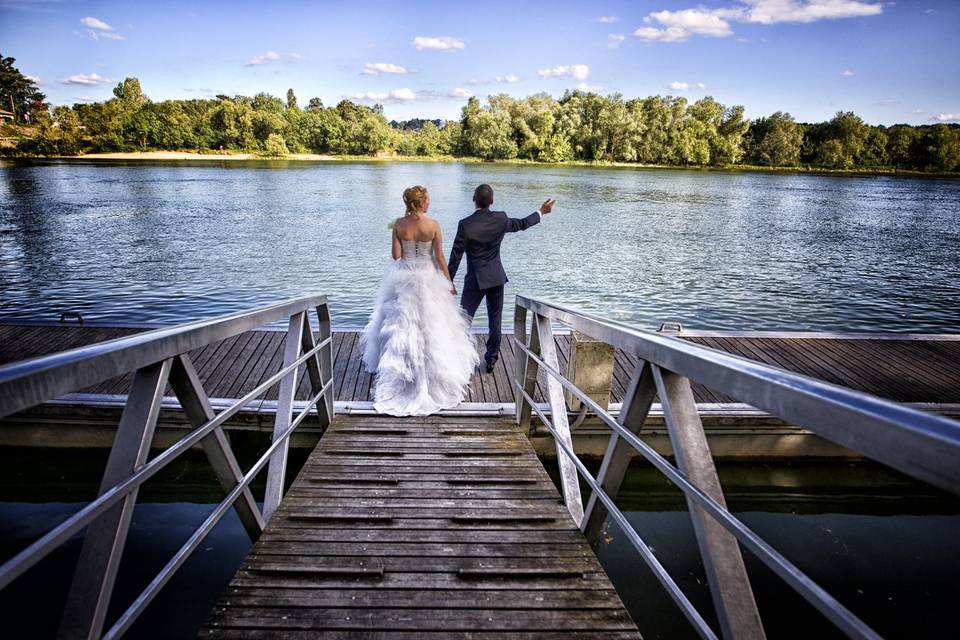 Séance couple au bord de l'eau