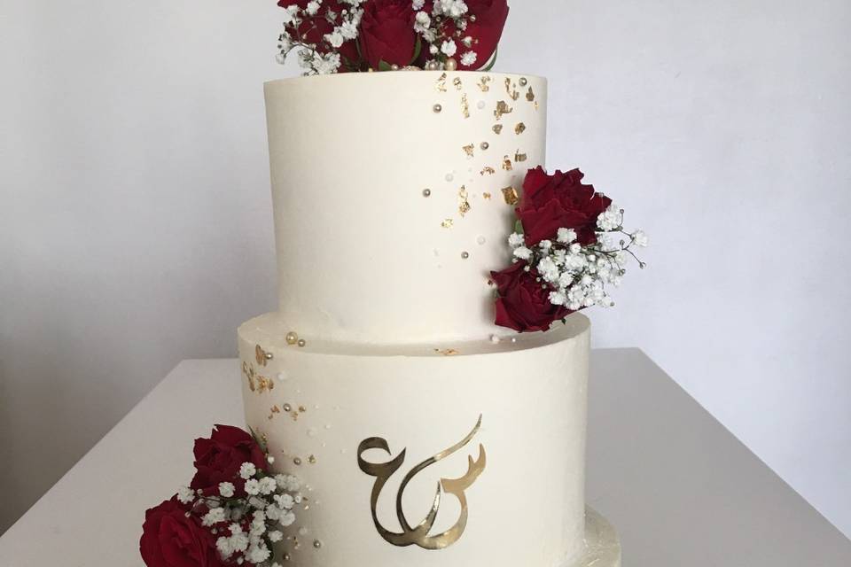 Weeding cake blanc avec roses