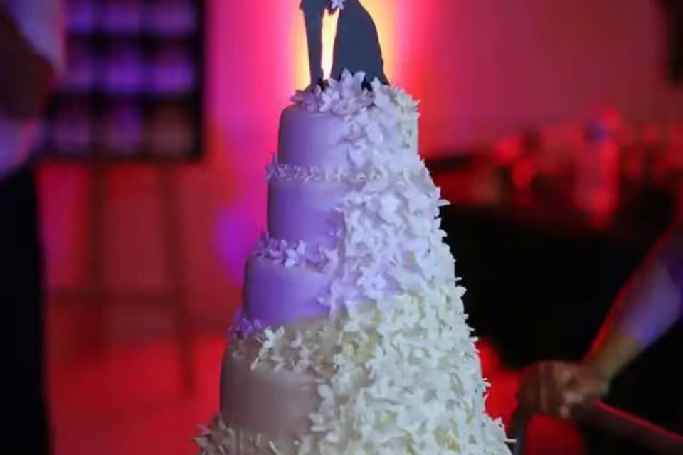 Weeding cake avec cascade fleu