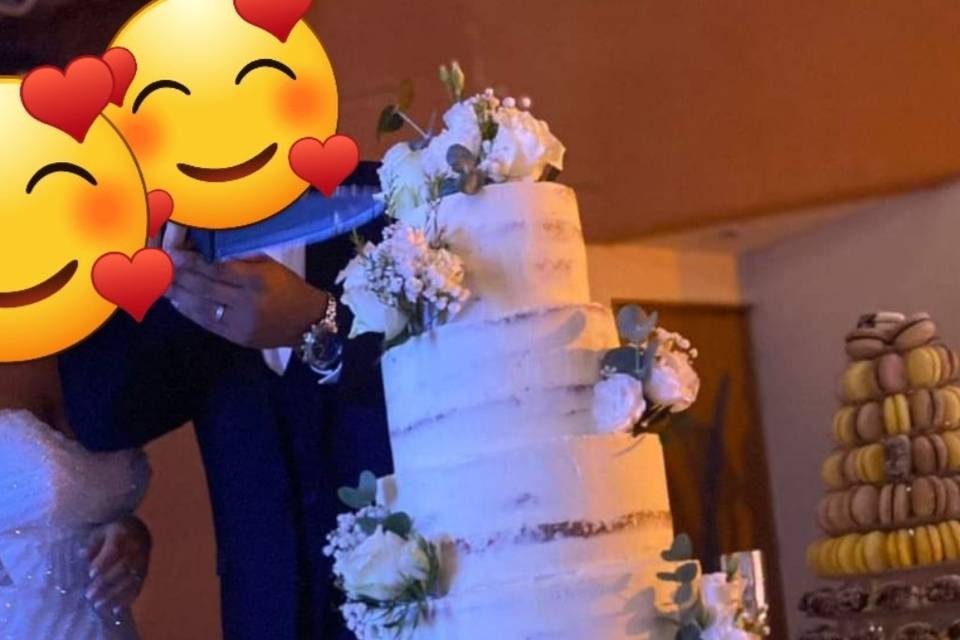 Weeding cake Naked