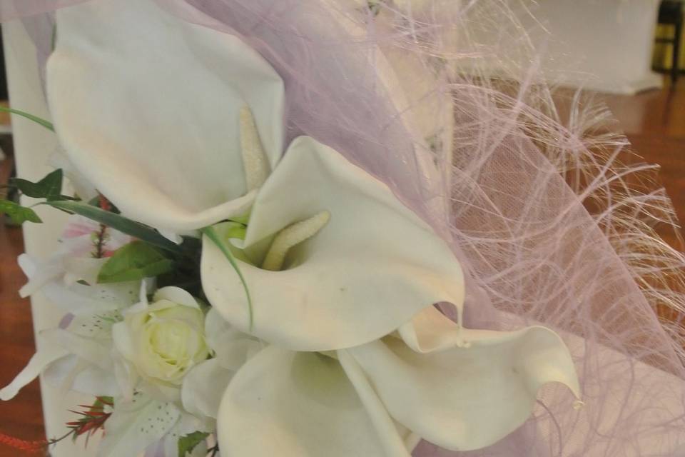 Habillage fleuri chaise mariée