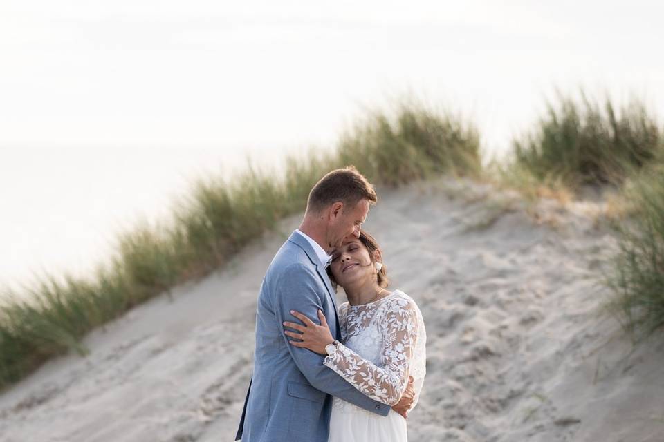 Photo de couple dans les dunes