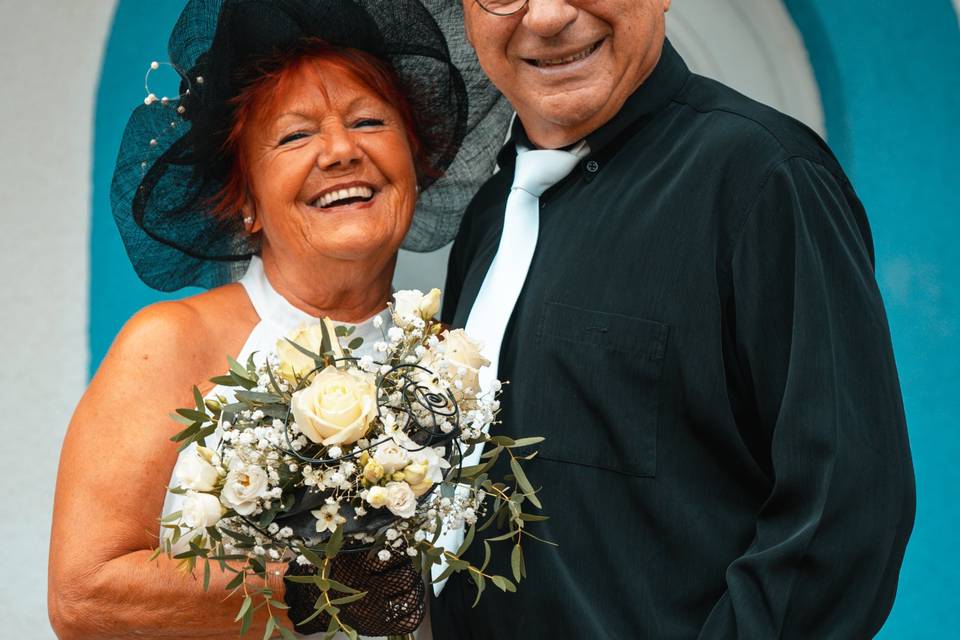 Les mariés avant la mairie